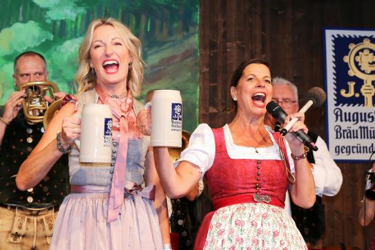 Monika Gruber und Traudi Siferlinger im Volkssängerzelt Schützenlisl®