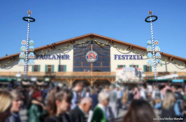 Frontansicht vom Paulaner Festzelt auf dem Münchner Oktoberfest.